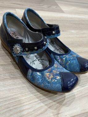 Un Tour En Ville Blue Floral Mary Jane Flats with Studded Strap size 40